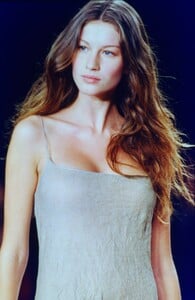 1230988708_gisele-runway-mix(5).thumb.jpg.afad0bfa7dcb299247328b066a808092.jpg