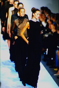 1234725895_narciso-rodriguez-fw-1999(17).thumb.jpg.6d953e75c5b5cb694b30fb156eca17eb.jpg