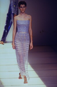 1239357876_giorgio-armani-ss-1997(4).thumb.jpg.e0d80cdf01c1f00077881189da696635.jpg