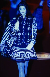 124567399_versace-hc-fw-1991(7).thumb.jpg.20fae8af198f112c3551755c89746ca9.jpg