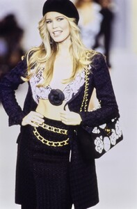 1264471505_claudia-schiffer(11).thumb.jpg.8728d34fc3eabc60ae2332c427b1ba8f.jpg