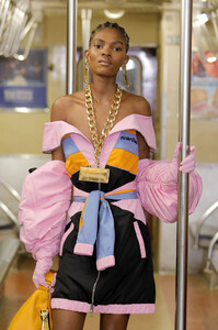 1266982125_MoschinoPrefall2020RunwayShowtH7xt6AoEUUx.thumb.jpg.143a511b7c026481c6597c3989c83ab5.jpg