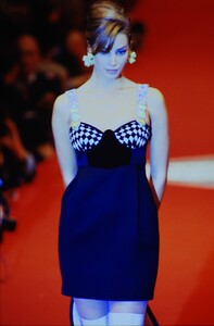 1280149437_versace-hc-fw-1991(2).thumb.jpg.741d953c5088ef4f18ff4e4fe37329af.jpg