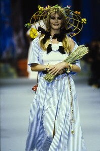 1299725330_claudia-schiffer(12).thumb.jpg.9d9202b11cfe4b3dd2a9f6f1b1be09aa.jpg