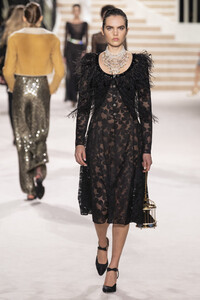 1303990396_ChanelMetiersArt20192020RunwayLeGrandzZXDio4VEGNx.thumb.jpg.797608b447d25a712d897d0e4adf22e6.jpg