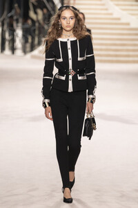 1333333591_ChanelMetiersArt20192020RunwayLeGrandG01p-M0MeWyx.thumb.jpg.b91fe09f9d5aa508c79514da9175cb4c.jpg