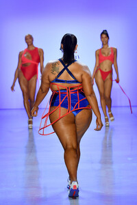1360607719_ChromatSpringSummer2020NewYorkFashioniEhaf9GXAmKx.thumb.jpg.6312ad6a3058ea7172b969f5b2640402.jpg