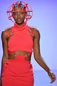1360758442_ChromatSpringSummer2020NewYorkFashions4j8LPlUXeSx.thumb.jpg.6cfa387236708587b56858afa2c1f67b.jpg