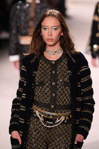 137344856_ChanelMetiersArt20192020RunwayLeGrandVbCUhrO1G7Hx.thumb.jpg.e4f0aa3bb4ccea4193bfe5f38686460a.jpg