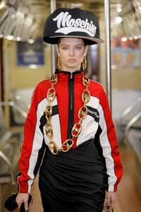 1380094816_MoschinoPrefall2020RunwayShow_KF1ARTlrUBx.thumb.jpg.e77ab32ab8f347b429994077251fc50b.jpg