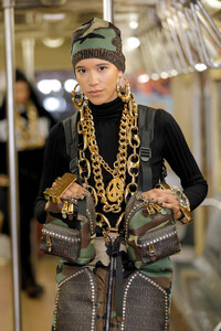 1385522739_MoschinoPrefall2020RunwayShowIr2xsP7DARlx.thumb.jpg.7cb3806395243f506bc2c2188832a0f1.jpg