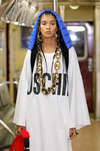 1440924272_MoschinoPrefall2020RunwayShowotcmAlSgZoLx.thumb.jpg.40ede427cfdd681d746a223fa90fcb96.jpg