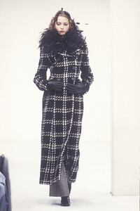 1442691749_DolceGabbana1993WomenRTW41.thumb.jpg.6853bf10e35c6b6f45dec8736d976158.jpg