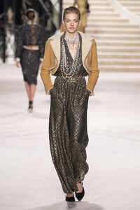 1472243291_ChanelMetiersArt20192020RunwayLeGrandGdP9wwNmgYUx.thumb.jpg.604406eafda00305c447ca1feaf6c52a.jpg