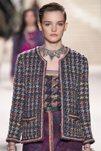 1482024164_ChanelMetiersArt20192020RunwayLeGrandarjvRhg0zFex.thumb.jpg.350aa278910ee2bea8e61158f29d2205.jpg