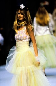 1491695539_claudia-schiffer(3).thumb.jpg.19a5b43e3b368a23f7e4d8a929b2074e.jpg