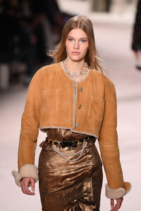 1498508578_ChanelMetiersArt20192020RunwayLeGrandxyrYTmSL10ox.thumb.jpg.b4c978c54872527189650b452ac361d5.jpg
