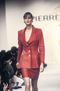 150048150_PierreBalmain1994WomenRTW4.thumb.jpg.7236d25c21edeaa46313c7919aed55d0.jpg