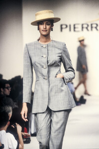 1505949079_PierreBalmain1994WomenRTW54.thumb.jpg.02a717ab41bb7b0739dee70169432af4.jpg