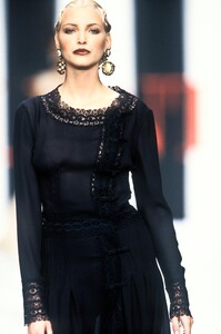 1521214566_Valentino1994WomenRTW7.thumb.jpg.daf9e126ee0a96e195a05bce3afbac89.jpg