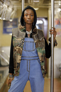 153051318_MoschinoPrefall2020RunwayShowSiHUfVOl8elx.thumb.jpg.c9e87556eb6ac7aa6b83772a39fc3af5.jpg
