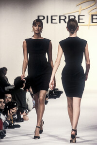 1554059372_PierreBalmain1994WomenRTW57.thumb.jpg.ca06809176262a31df14f26ef9338d6c.jpg