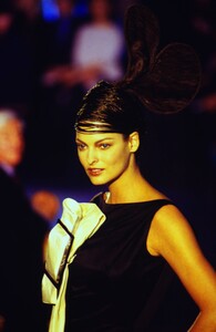 1557557189_john-galliano-ss-1996(9).thumb.jpg.84041ecbeb1d618bd0f367fc2f74c557.jpg