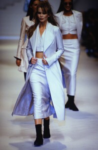 1567126555_karl-lagerfeld-ss-1993(4).thumb.jpg.5d6a3cb3c031cbddde5458cddb233163.jpg