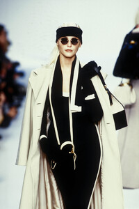 164391587_ChristianDior1994WomenRTW12.thumb.jpg.9859b80b12626cb17e495be71fb9ff45.jpg