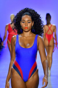 1653193481_ChromatSpringSummer2020NewYorkFashion_kf9F3HIjWux.thumb.jpg.e61e230b0713ee2bd895d51ec3894a66.jpg