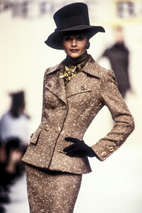 1662300795_PierreBalmain1993WomenRTW16.thumb.jpg.763e6c92c03f2524242e7d3da4cae812.jpg