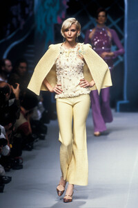 1663192869_Chloe1995WomenRTW24.thumb.jpg.d1174be3b69c80396c93aaceeaf8e3e0.jpg
