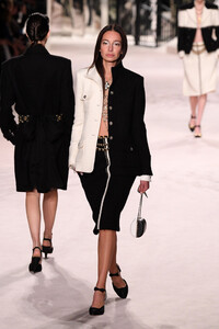 1663718975_ChanelMetiersArt20192020RunwayLeGrandlxdlkadCi31x.thumb.jpg.2e8712fd4fbe4badf5bc66acb2012473.jpg