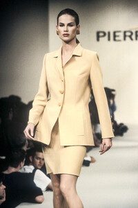 1675974210_PierreBalmain1994WomenRTW7.thumb.jpg.5a79d81c328f128a45ff4cecea232628.jpg