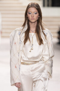 1698732988_ChanelMetiersArt20192020RunwayLeGrandkz8jGTr4O-Bx.thumb.jpg.d0e5c796a5d3f304e30862a445aac155.jpg