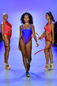 1712146472_ChromatSpringSummer2020NewYorkFashiones5Sw7K-Q_rx.thumb.jpg.5a5d299e0caea5fdc61b9f1ebf27e7c4.jpg