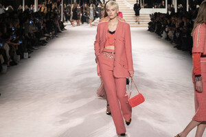 1722945160_ChanelMetiersArt20192020RunwayLeGrandHpPOZbnIf2yx.thumb.jpg.aa6a0ddca408f5a1865fb8a177619cb2.jpg