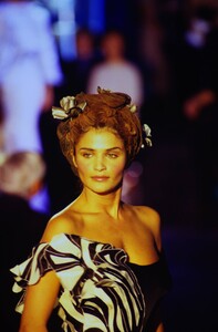 1766986148_john-galliano-ss-1996(17).thumb.jpg.93b2b526b117a5b656e41f26449b16d0.jpg