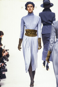 1768474736_PierreBalmain1993WomenRTW27.thumb.jpg.4e77afa9f6bb27d021fa6927980c6bea.jpg