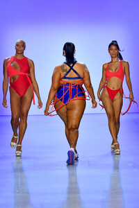 1789368655_ChromatSpringSummer2020NewYorkFashionF0GmzLn0mVGx.thumb.jpg.c0c86e89d6742ea71119d46726d92d60.jpg