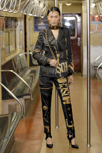 1791806627_MoschinoPrefall2020RunwayShowQbFVkfm3ps8x.thumb.jpg.c9e5911bc23f464170448f7da14b25c0.jpg