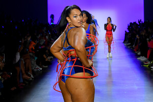 1793135266_ChromatSpringSummer2020NewYorkFashionMd8cnzHswGwx.thumb.jpg.2954344de526ee66c56db65bd48dc7c5.jpg