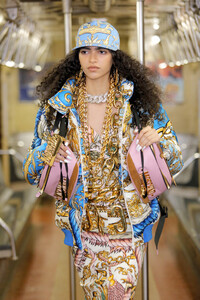 1796458868_MoschinoPrefall2020RunwayShowuB9tDWxzyqJx.thumb.jpg.37200552b535e9aa83adcd94dddad35c.jpg
