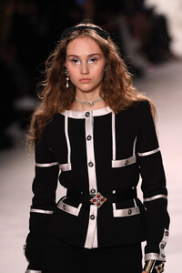 1798680148_ChanelMetiersArt20192020RunwayLeGrandDza4-X5q_c7x.thumb.jpg.948de5559693f1c5563111fca2aff76c.jpg