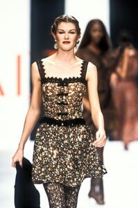 1818989666_Valentino1994WomenRTW70.thumb.jpg.22ac077be608a2e9cdf41e8a58990671.jpg