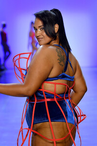 1822740813_ChromatSpringSummer2020NewYorkFashion8T5gz99SnIBx.thumb.jpg.8a6210666092e541b57bb153f3bf10d3.jpg