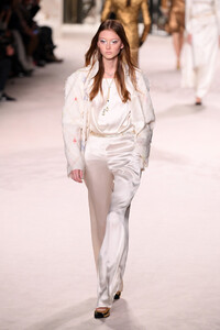 1824357023_ChanelMetiersArt20192020RunwayLeGrand7txCotwLodfx.thumb.jpg.781d20958ec1c9beebcf37aa13e53ad2.jpg