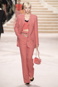 1844828475_ChanelMetiersArt20192020RunwayLeGrandSqEwTXcTrfPx.thumb.jpg.81417df857015f86f109c849b8106d90.jpg