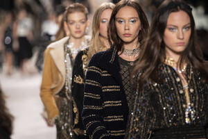 1845220886_ChanelMetiersArt20192020RunwayLeGrandmB8Ms4n-ziOx.thumb.jpg.13e80232a3e459dfc4fff143d350ca35.jpg