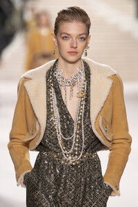1853021450_ChanelMetiersArt20192020RunwayLeGrandurkhatpE1czx.thumb.jpg.7680a3a79b7d537ad76367675ad7921e.jpg